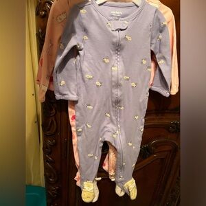 A bundle of 5 Carters  size 6-9 months sleep and play onsies💕💕